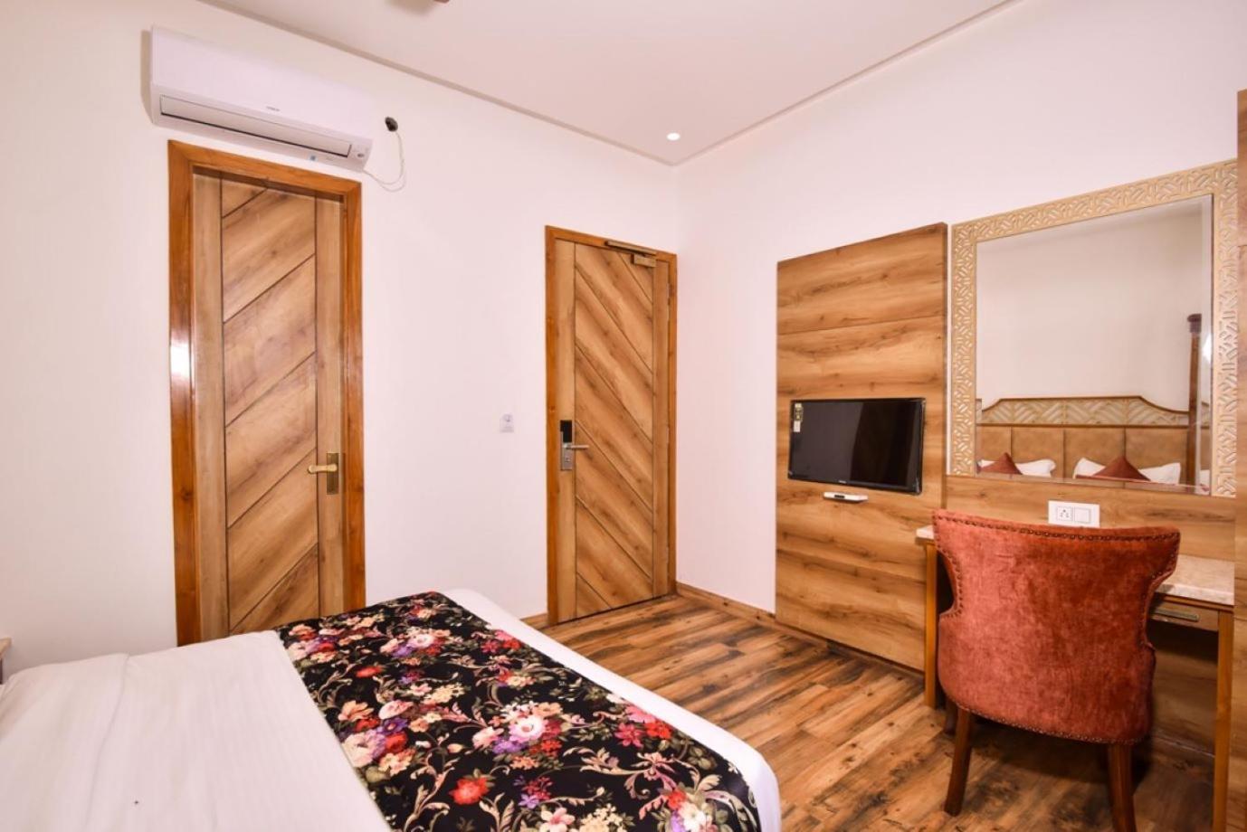 Hotel Rv Golden Amritsar Exterior foto