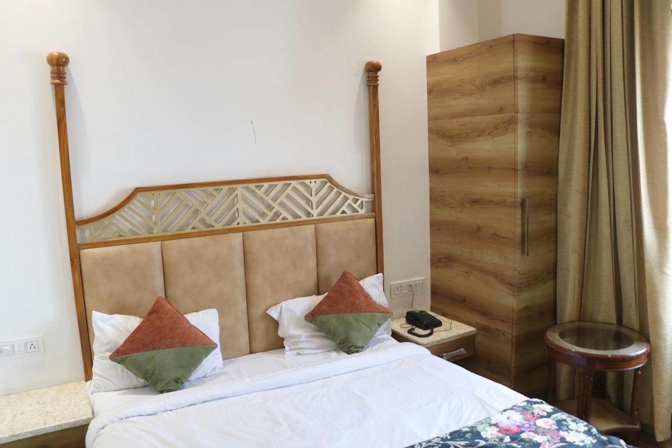 Hotel Rv Golden Amritsar Exterior foto